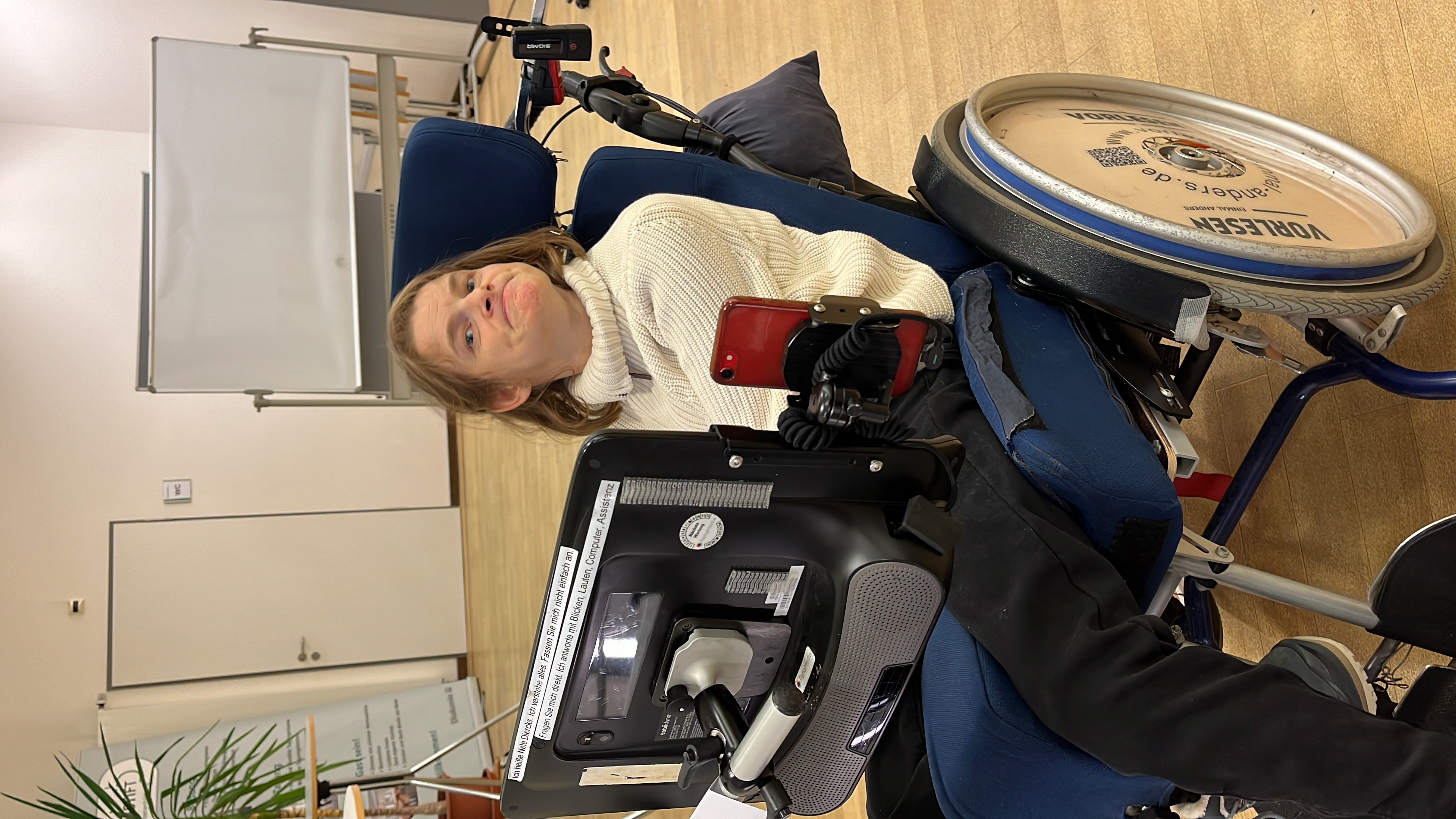 Projektleitung Nele Diercks im Rollstuhl und mit Sprachcomputer.